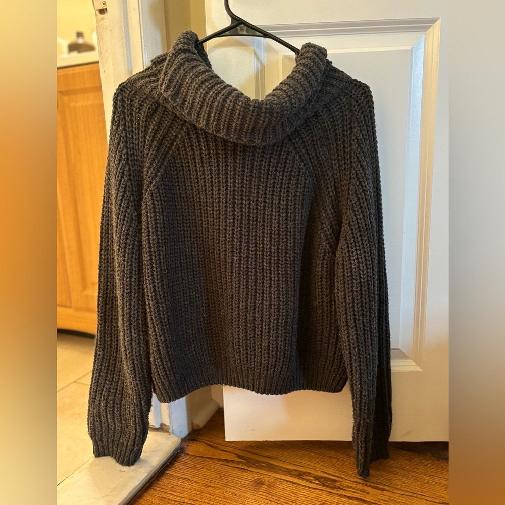 Grey knit sweater - medium